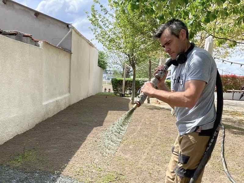 Projection d'hydroseeding sur sol préparé